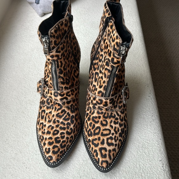Steve Madden Leopard print booties. Size 10 - Picture 2 of 5